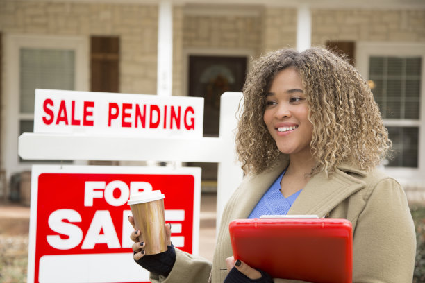 房地产经纪人。有房产标志的房子待售。前院。图片下载