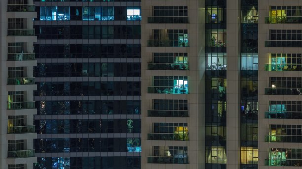 夜晚公寓楼里发光的窗户图片下载