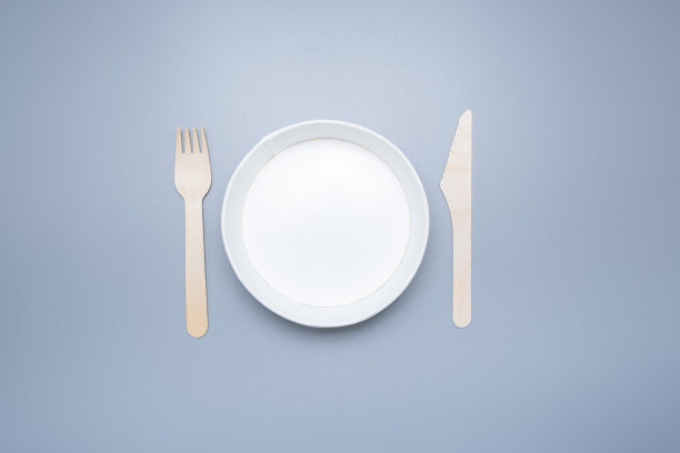 灰色背景上的木制和纸板一次性餐具。环境友好型产品图片下载