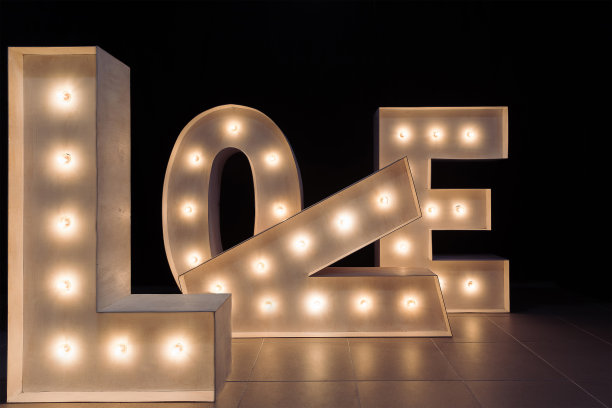 用灯泡照亮的字母构成了“爱”一词图片下载