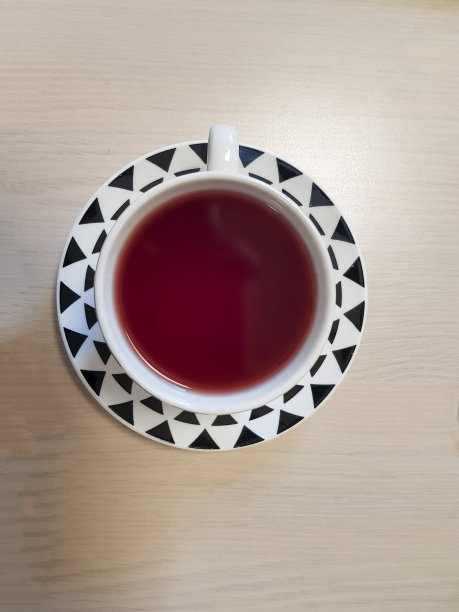 黑白图案杯中的茶图片下载