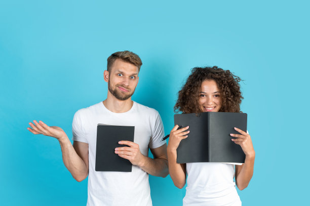 混合种族的朋友站在蓝色的背景图片下载