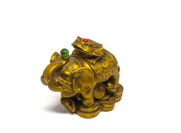 孤立在白色背景上的一种精神上的金属装饰品图片下载