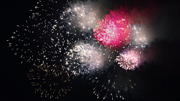 五彩缤纷的烟花在夜空中图片下载