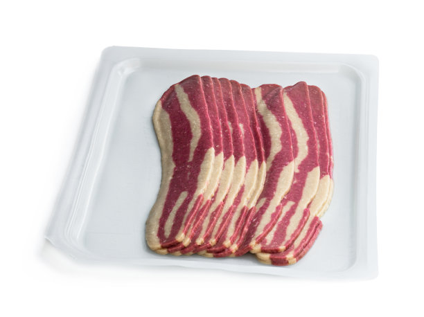 未烟熏的植物性培根薄片，孤立在白色图片下载