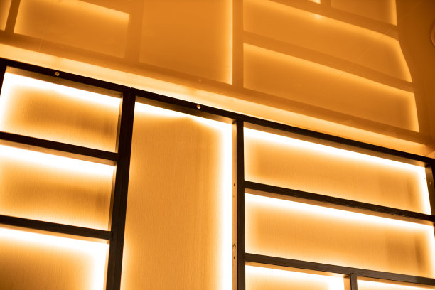 黄色墙面室内设计元素架在光滑的墙面背景面与反射图片下载