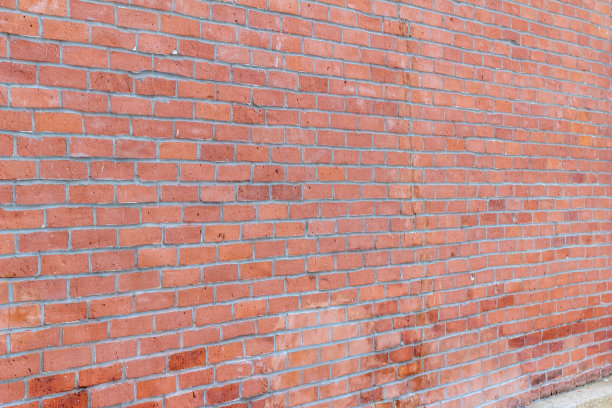 破旧的红粘土砖墙，风化的外观图片下载