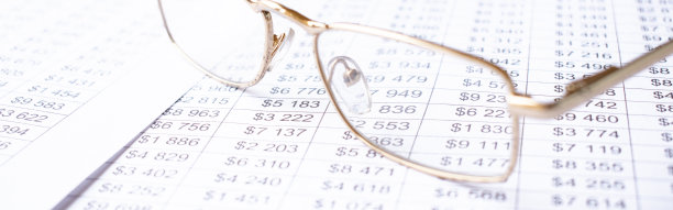 软焦点笔和眼镜上模糊的报纸背景图片下载