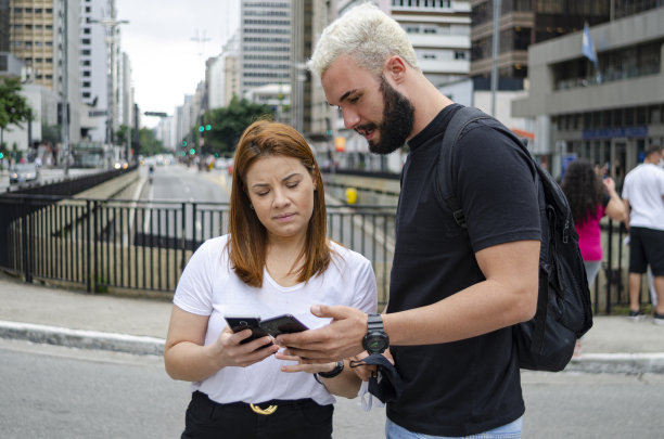 两个朋友在巴西圣保罗的保利斯塔大道。图片下载