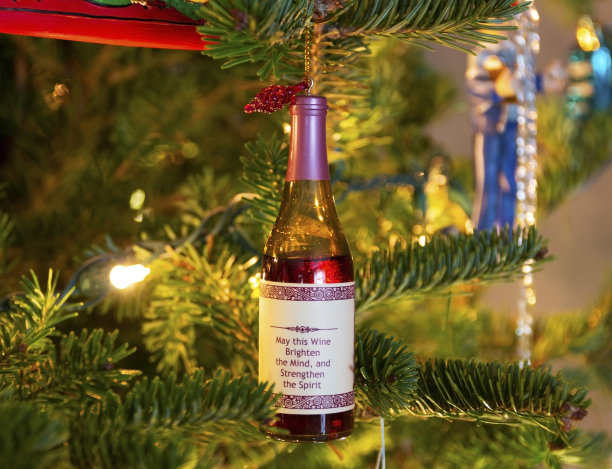 红酒瓶圣诞装饰品挂在圣诞树里面图片下载