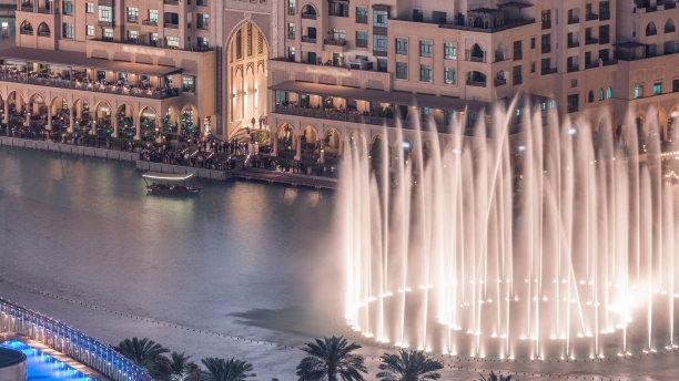 夜间迪拜喷泉池延时摄影图片下载