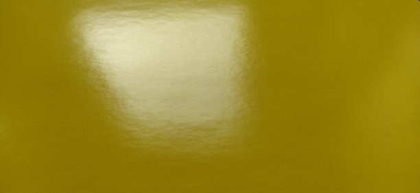 漂亮的黄色背景。一张特写纸。纯粹的快乐的颜色。明亮的黄色，接近深色，有光泽。反射光在闪光表面上的反射图片下载