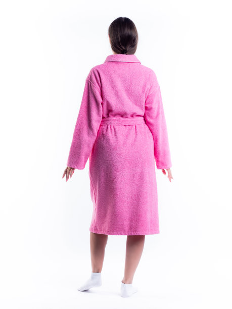 在一个孤立的白色背景上，一个穿着晨衣的女人从背后。图片下载