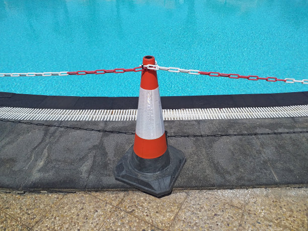 交通锥和链禁止通过游泳池。COVID - 19大流行限制。没有犯罪的概念。图片下载