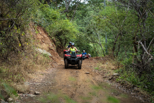 在中美洲驾驶4x4自行车的游客图片下载