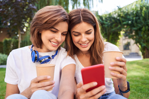 女孩们在看智能手机图片下载