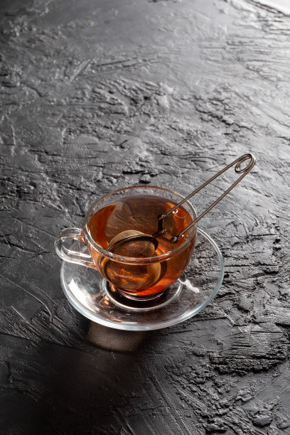 黑色背景上的热花草茶图片下载