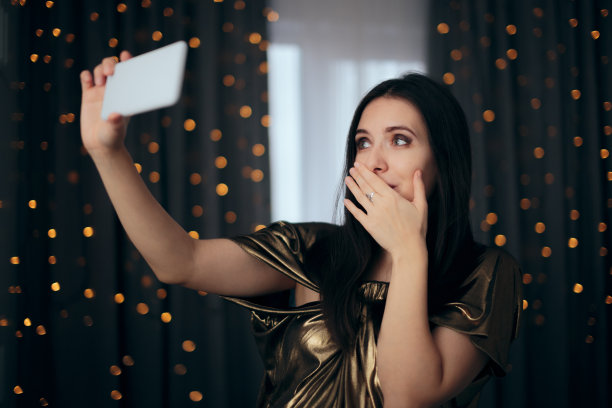 女性视频打电话朋友在家享受假期图片下载