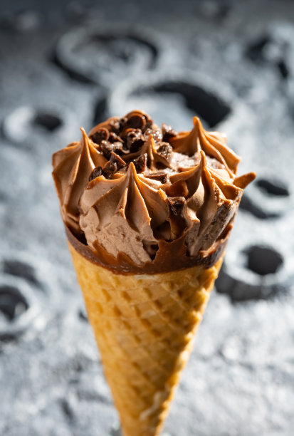 巧克力口味的冰淇淋前面有粗糙的表面和弹坑图片下载