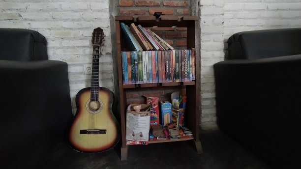 书和吉他图片下载