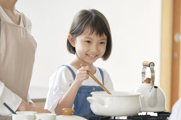 亚洲家庭在家做饭图片下载