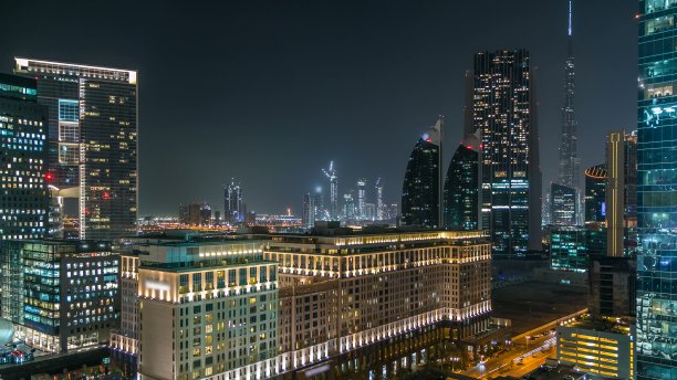 迪拜市中心夜景建筑延时摄影：谢赫扎耶德路摩天大楼鸟瞰图片下载