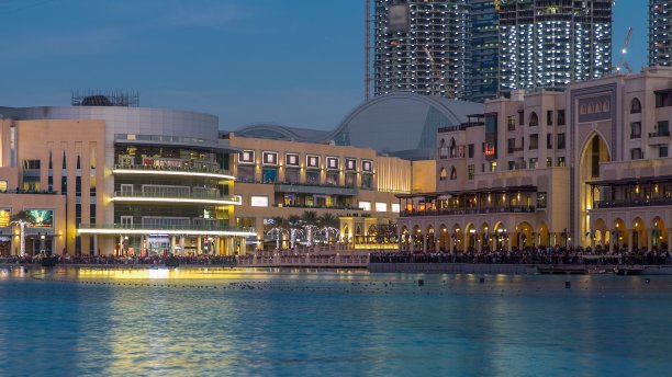 迪拜的音乐喷泉和湖泊日夜延时摄影（阿联酋迪拜）图片下载