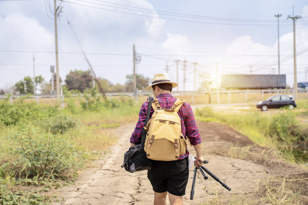 亚洲摄影师随身携带相机包图片下载