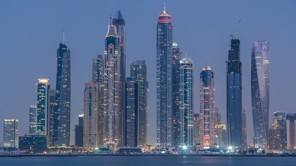 从迪拜朱美拉棕榈岛观看迪拜码头天际线日夜延时摄影，阿联酋图片下载