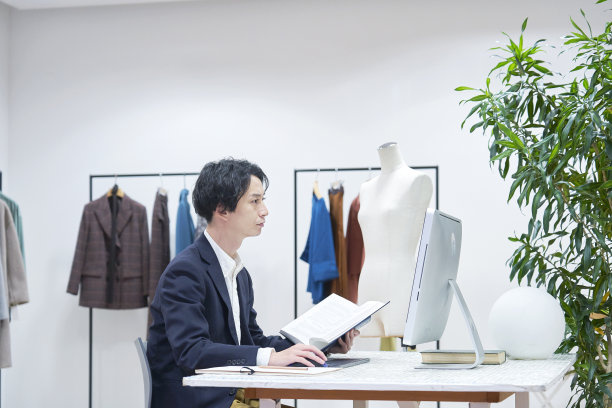 亚洲时尚设计师在办公室工作图片下载