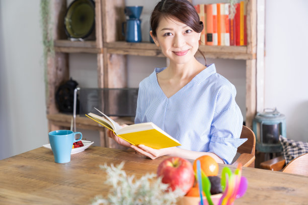 读一本书的亚洲女人图片下载