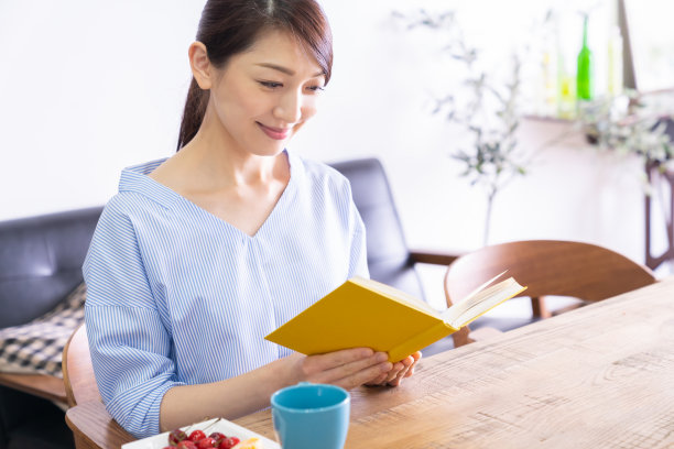 读一本书的亚洲女人图片下载