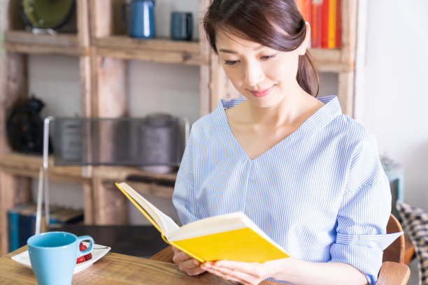 读一本书的亚洲女人图片下载