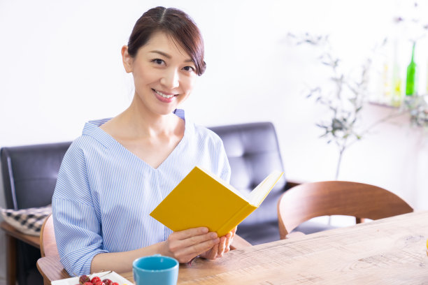 读一本书的亚洲女人图片下载