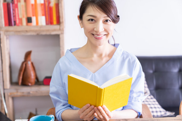 读一本书的亚洲女人图片下载