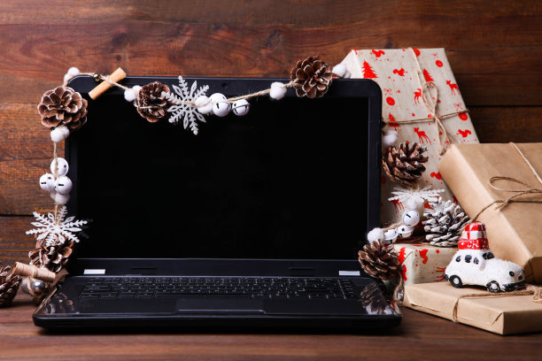 笔记本电脑和许多礼物图片下载