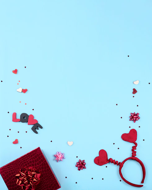 礼品盒，心形的发带，蓝色背景的糖果。图片下载