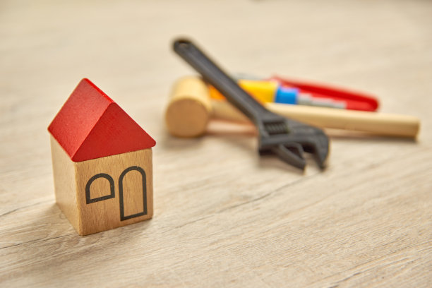 木制背景上的玩具房子图片下载