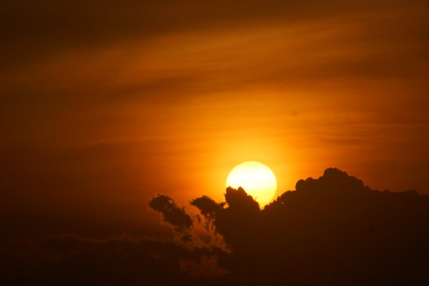 清晨的太阳从云层中升起图片下载