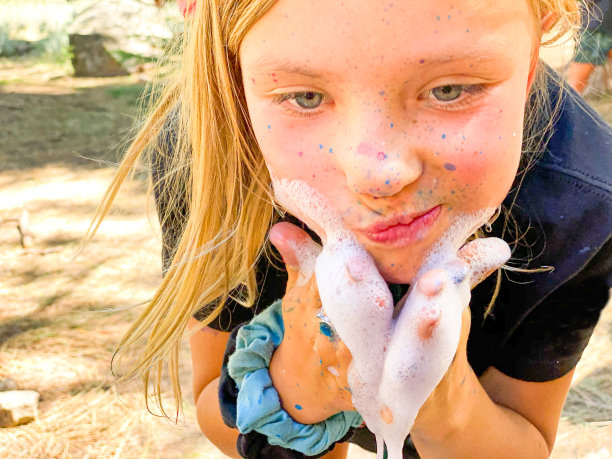 孩子们在户外和老师一起画画、创作、画画。图片下载