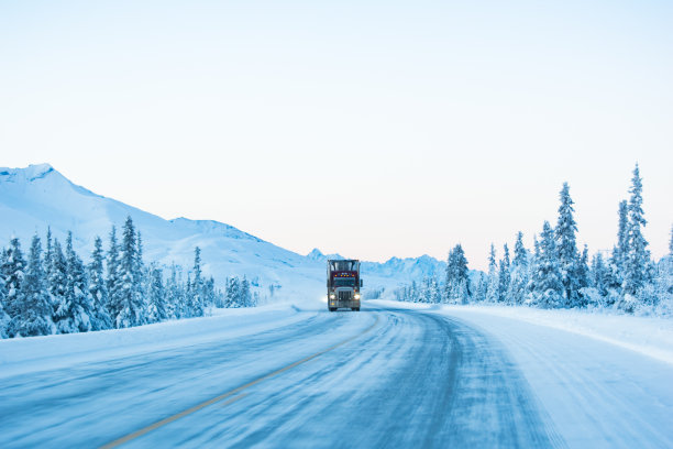 阿拉斯加冬季卡车运输图片下载