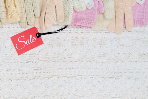 冬天平躺着连指手套、手套和销售标签图片下载