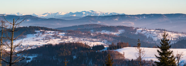 在波兰的Beskid Zywiecki和Tatra山的冬季徒步旅行路线在Tyniok山的顶峰图片下载