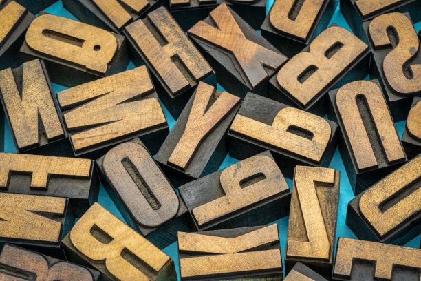 随机木型字母背景图片下载