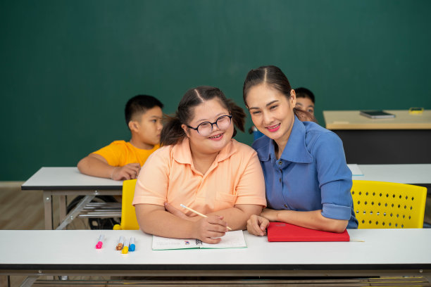 亚洲自闭症儿童残疾儿童在轮椅上与老师在特殊教室。图片下载