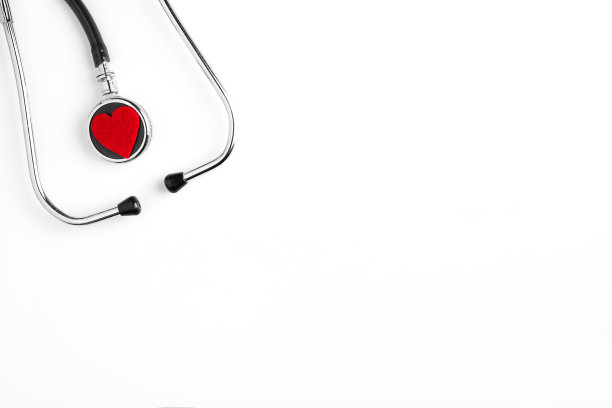 听诊器。红色的心。白色背景。心脏病学、医学图片下载