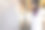 快乐的女人按下火车车门上的按钮进入车厢。一位女游客错过了火车。铁路旅行的概念图片下载