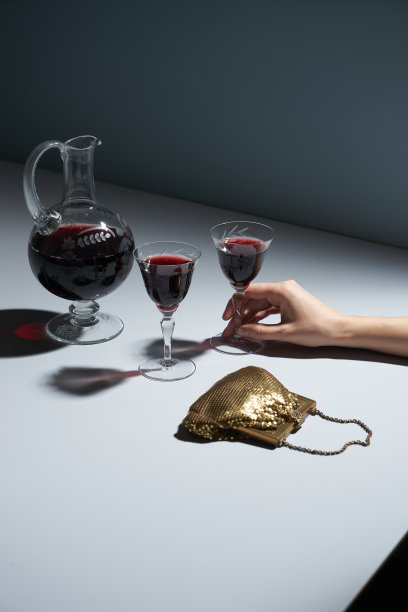 孤独的女人在家里喝红酒图片下载