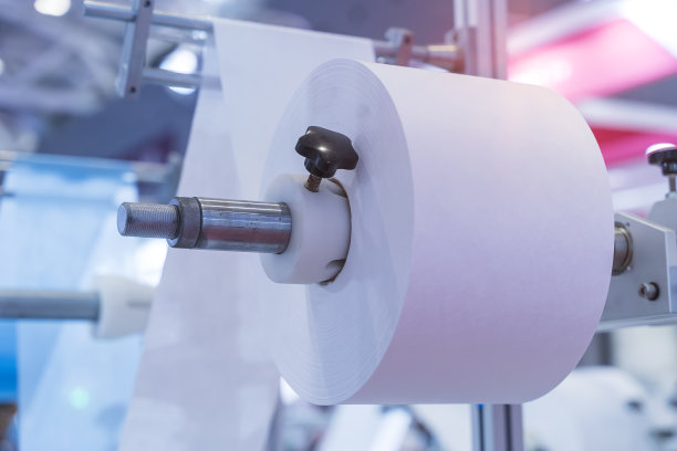 用纳米纤维制造医用口罩的自动机器上的无纺布材料。图片下载