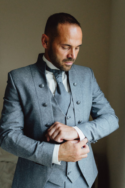 新郎或商人正整理他的西装。准备婚礼的照片图片下载